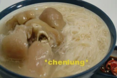 清燉豬腳麵線 豬腳美味迷人,更有消災祈福的意義,在婚誕、喜壽等場合, 勢必有它的存在,向來是祝壽、饋贈、宴客與洗塵之必備料理