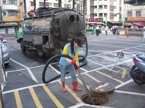 高雄抽水肥、高雄馬桶包通、高雄通水管、高雄水管包通、高雄通廁所、高雄清理化糞池、圖1