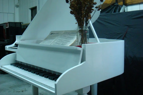 道具平台式鋼琴側面
