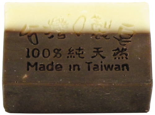 三黃手皂-用法:於手上加水搓揉起泡,用於臉部、身體清潔,適用於各種肌膚 成份:玫瑰果油、薄荷、雪松、椰子油、橄欖油、棕櫚油、玫瑰果油、月見草油、榛果油