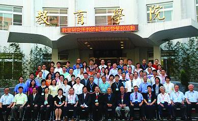 教師節前夕,教研所校友返校與師長共聚,向老師們致敬