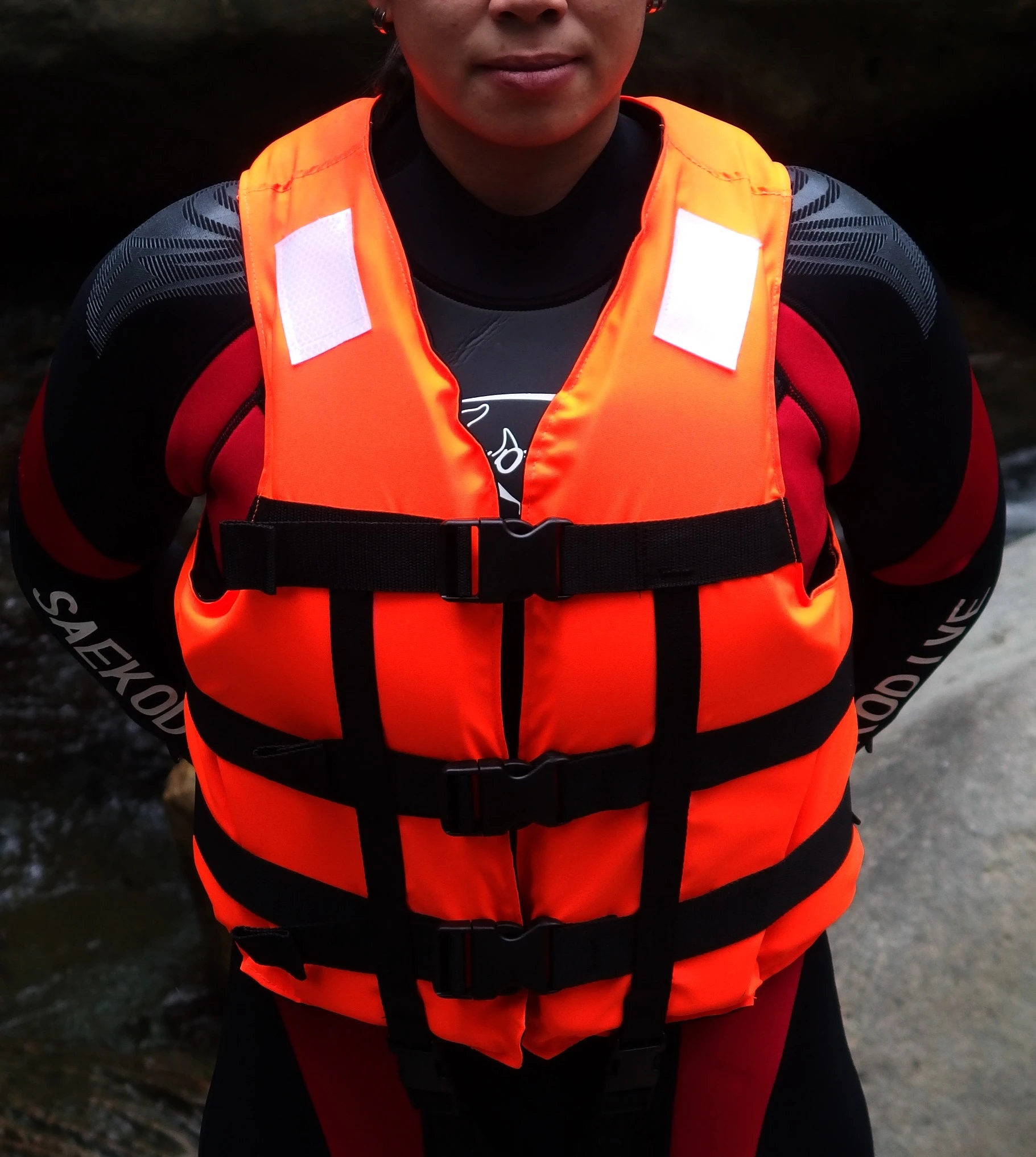 溯溪專用救生衣、配色亮眼，採用彈性橡膠泡棉完全包覆身體