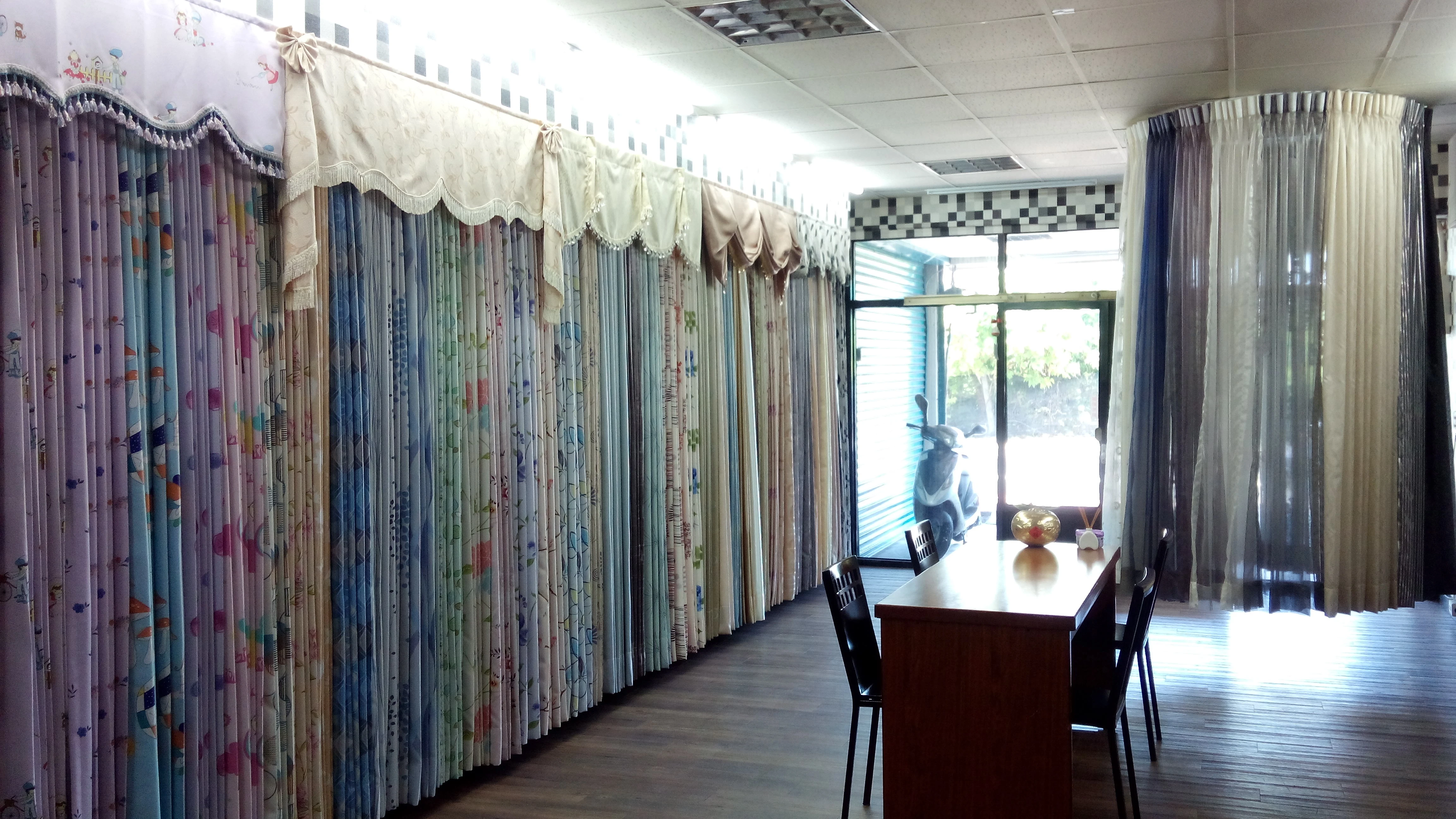 各式台灣及進口窗簾布窗紗、造型壁紙、塑膠地磚