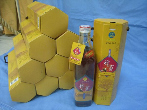 禮盒以蜂巢黃金六角比例為設計概念，大方典雅，送禮、自用皆宜。
