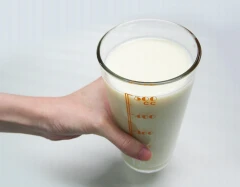 "鮮到味豆漿"精選大豆浸泡研磨成漿後，再經過高溫蒸煮、自動滅菌包裝、急速冷卻而成。