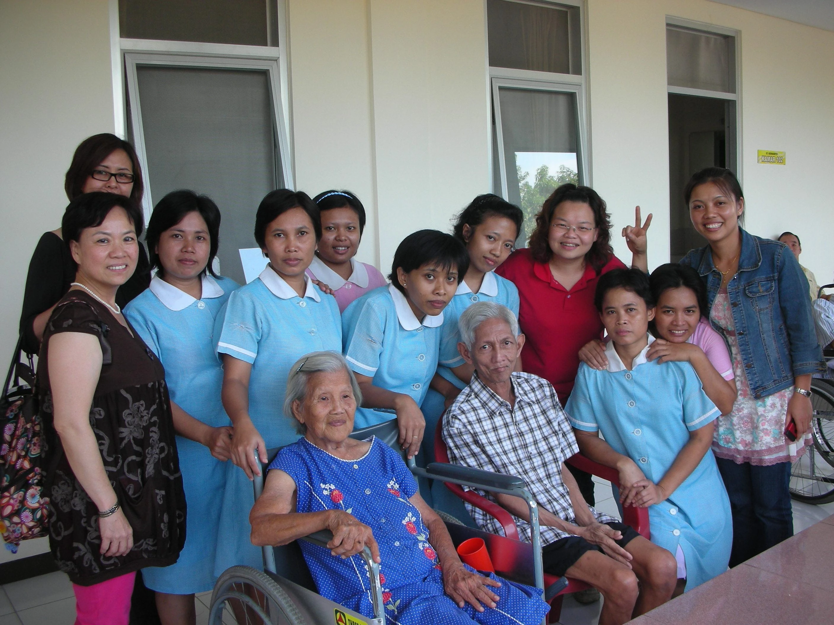 印尼仲介公司在印尼所開設之老人療養院,專為訓練至台灣,香港,新加坡,馬來西亞...等國的女傭,使其女傭無論到哪個國家,都可得心應手的照顧老人家,