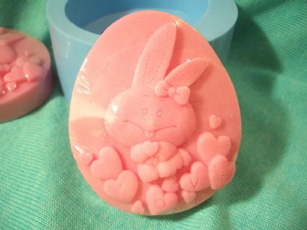 愛心兔精油皂(圖左)