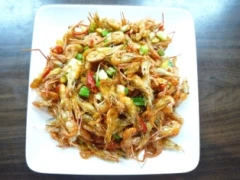 現點現做的鹹酥溪蝦，香酥ㄙㄨㄚ、嘴，是把酒言歡最佳良伴，一份250元