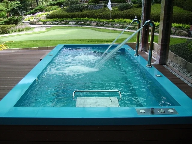 池体採用FRP，是一座多功能游泳池。