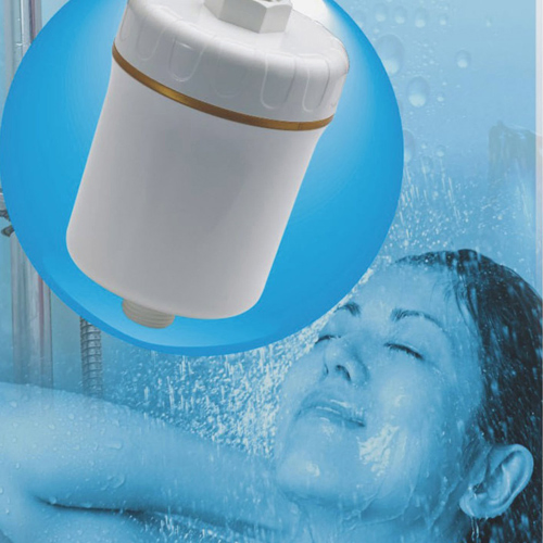 沐浴用淨水器,採用進口濾材可過濾50吨自來水,有效清除水中氯氣與化學物,可保護肌膚不受化學物侵害並防止落發