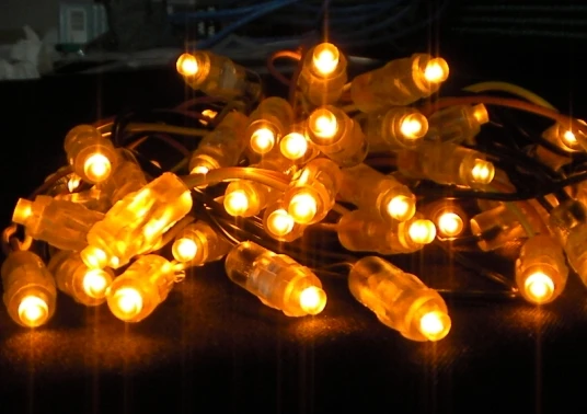 LED燈串產品，是採用先進的LED半導體晶片作為發光元件，利用大規模集成控制技術完成複雜的燈光變化及控制效果，是取代道統夜景照明和裝飾的換代產品，是一種環保節能