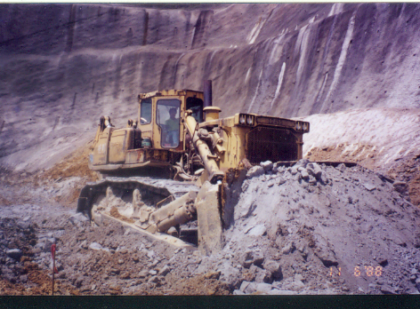 大型堆土機D455-A岩盤處理及堆土石作業