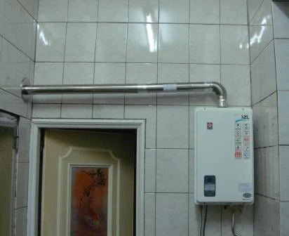 透天厝屋內強制排氣熱水器標準安裝實景室內熱水器