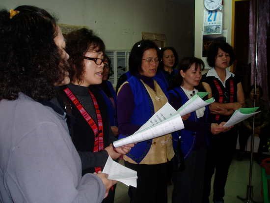 理監事帶領到府為亡生老人之家屬慰歌