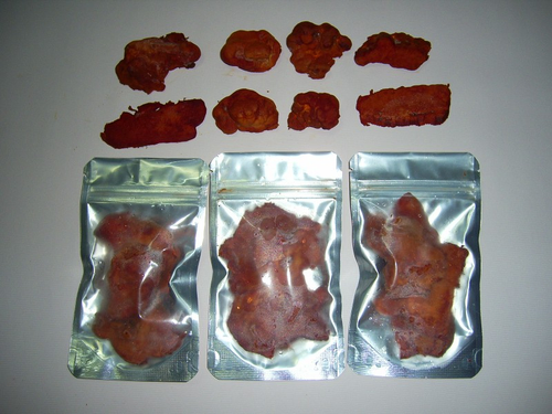 牛樟芝又稱牛樟菇,有(台灣紅寶石)之稱,獨特生長在台灣森林樟芝的珍貴成分以(三萜類)為主,不同於強調多醣體的一般菇蕈