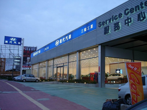 200坪舒適的新車展示及客戶休息區