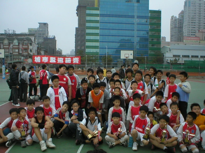 少年暨兒童運動中心，假日營隊推廣兒童籃球，足球