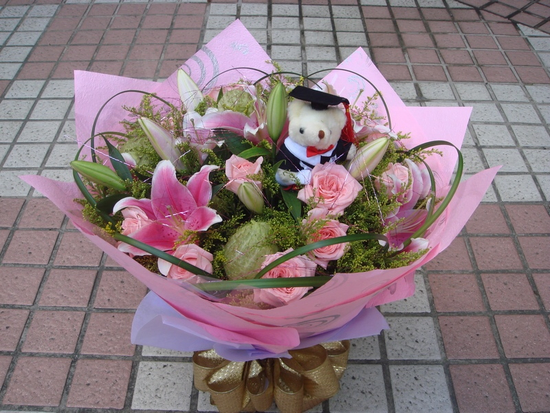 專為參加畢業典禮的親朋好友提供送花服務