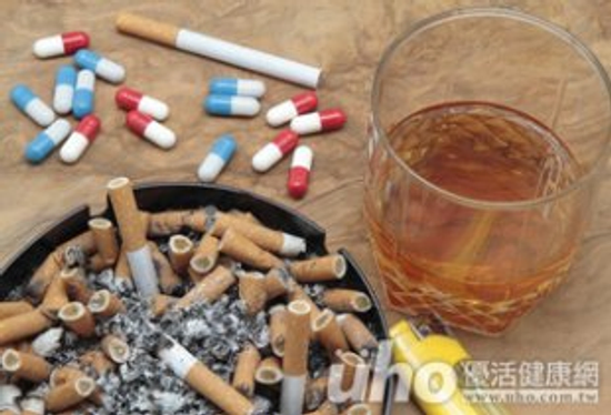 研究：抽菸+喝酒　食道癌風險暴增36倍