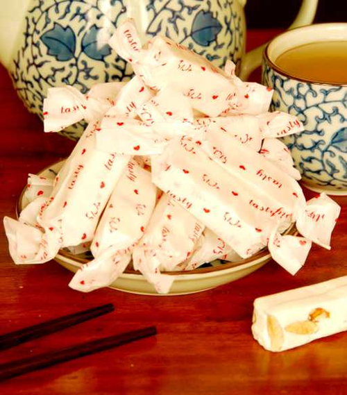 純牛奶製作裡面使用杏仁果，比較健康、營養 、熱量低，而且使用健康海藻糖與純麥芽糖，口感不甜膩不黏牙