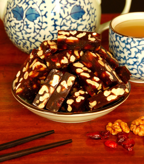 以黑棗加紅棗精心製造而成,加上營養價值極高的核桃、極佳口感、美味不黏牙