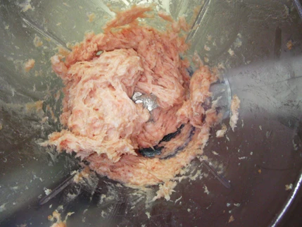使用果汁機將絞肉或火鍋肉片攪成碎末即可。
