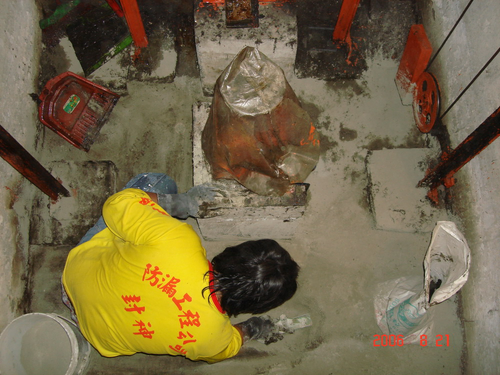 電梯基坑滲水抓漏施工
