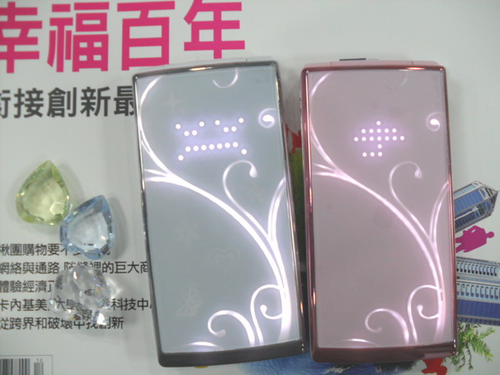 來電外螢幕會由下往上亮