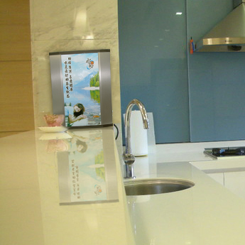 生飲機裝置於廚房流理台，近水龍頭旁。