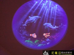 民宿房間天花板的神奇隱型壁畫[有兩種效果]