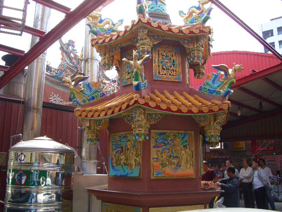 點香燒金祈大願；落實環保愛地球!