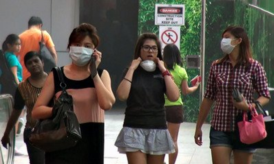 新加坡民眾戴口罩防霾害