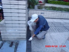 投葯防治蚊蟲