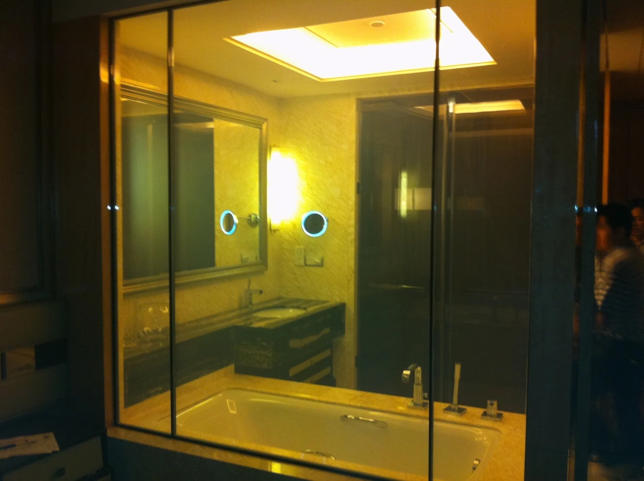 飯店衛浴 通電時為透明