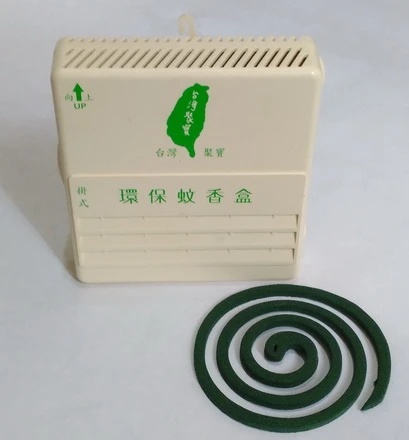 環保蚊香盒 日本設計台灣開發製造 環保蚊香盒採直立式擺放, 內部尖銳盤裝置利用空氣對流熱上冷下擋住煙油56%,尖銳盤裝置採用鋁合金壓鑄耐用,可使用6000捲,也