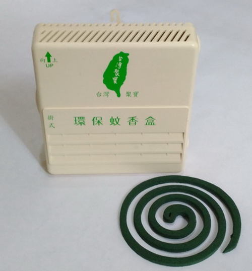 環保蚊香盒 日本設計台灣開發製造 環保蚊香盒採直立式擺放, 內部尖銳盤裝置利用空氣對流熱上冷下擋住煙油56%,尖銳盤裝置採用鋁合金壓鑄耐用,可使用6000捲,也