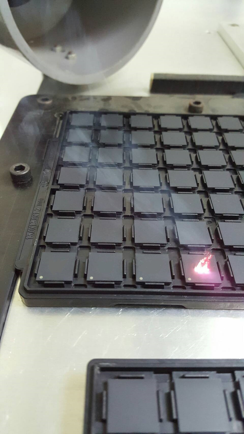 研磨完成後協助雷射刻印