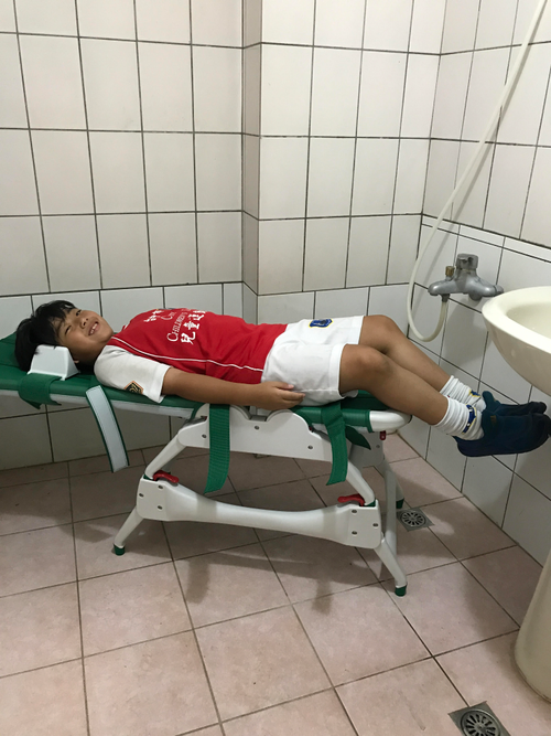 洗澡椅示範者身高為127cm
