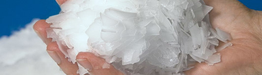 鱗片冰機冰片為疏鬆的白色片冰，厚度約 2.2mm