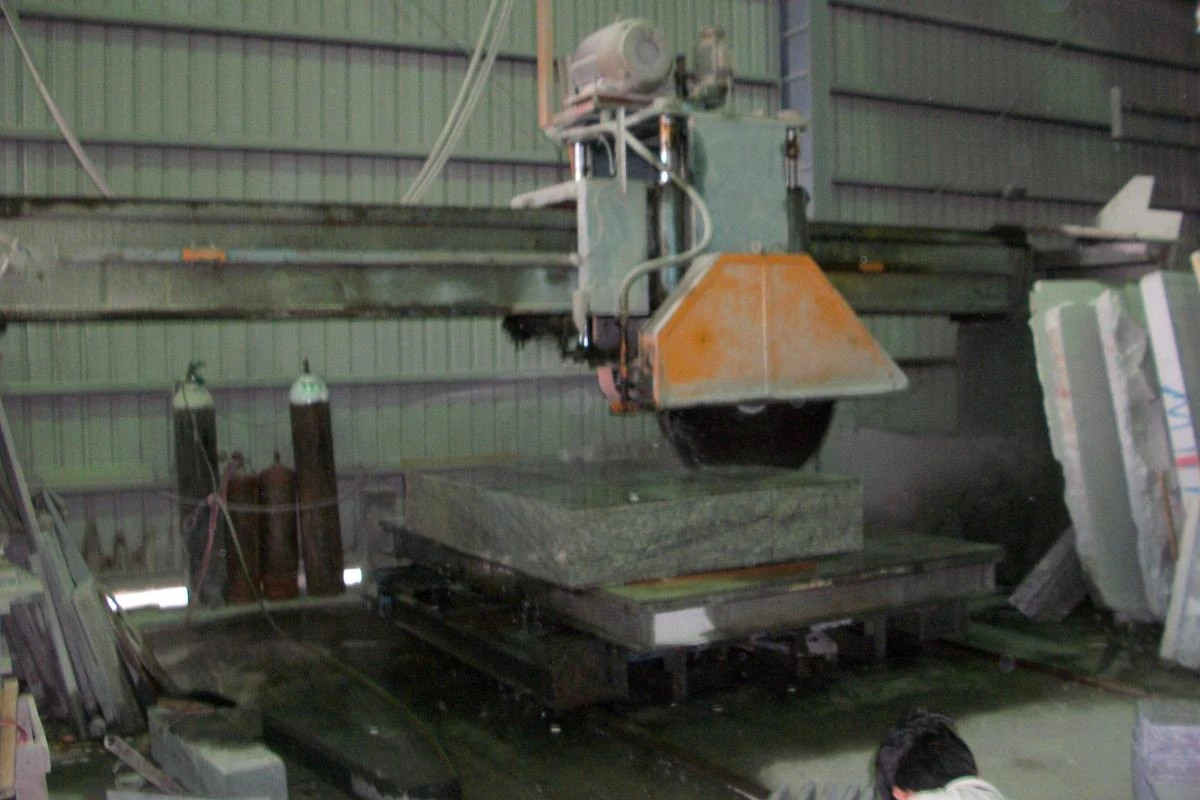 花蓮新東工廠內之石材分片機,裝設本公司之石材切片控制系統