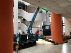 特殊蜘蛛車於大樓內吊掛變壓器