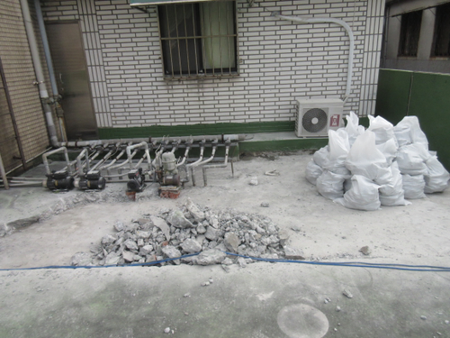 屋頂水表處混凝土層挖除