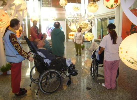 社區活動-重障住民一同賞花燈"趣"吧！