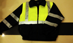 此為雙色上黃下藍兩用防水防寒反光外套,尺寸有L、XL、XXL。