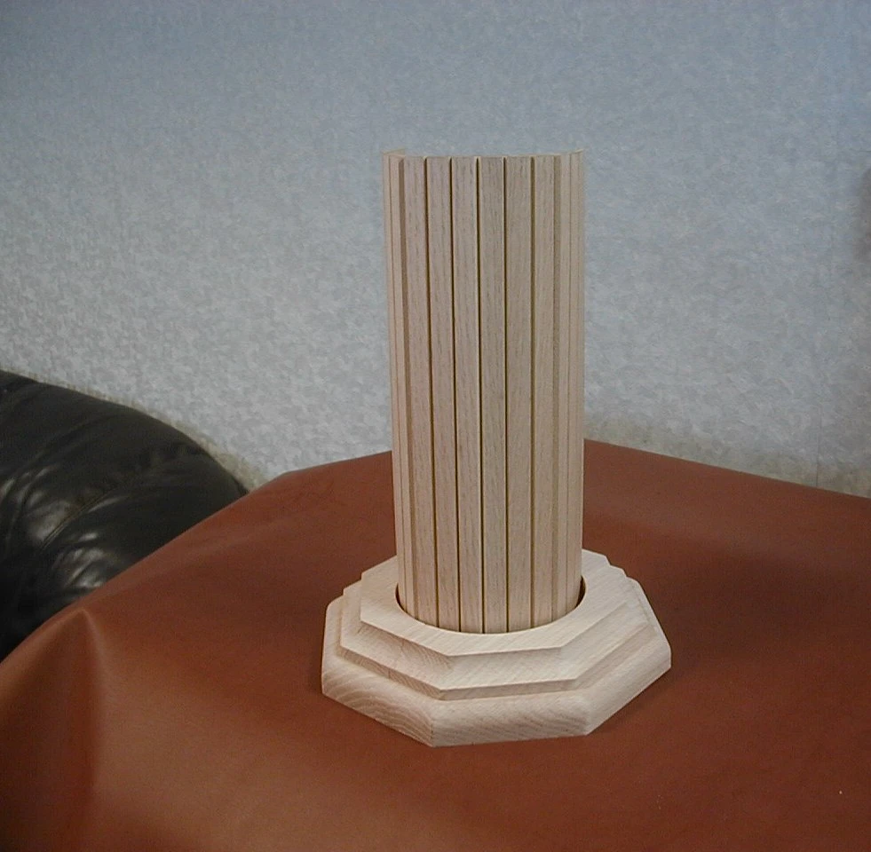 木製框座加上可彎曲板是柱子的最佳裝飾