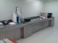 中央實驗桌,靠邊實驗桌,排氣櫃(排煙櫃),藥品櫃,抽氣罩,無塵無菌操作台,水洗滌塔,天平桌,洗眼器,活性碳過濾箱,廢氣處理，氣體管路,懸吊鋼製實驗桌，藥品櫃，生