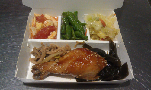 雞腿便當飯菜分開