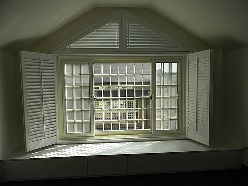 特殊的造型實木百葉門窗 shutters可量身訂作規劃設計窗型